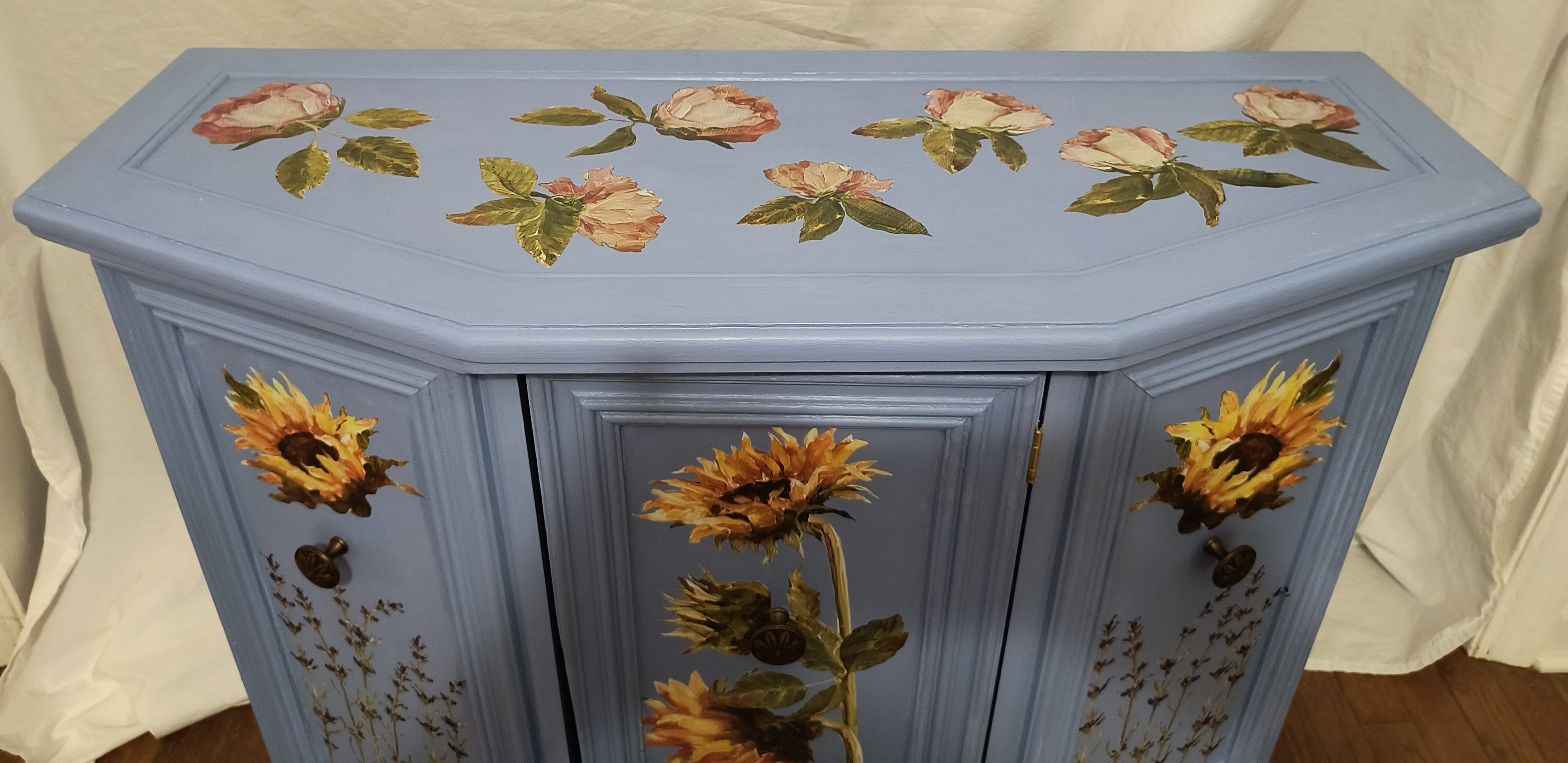Sunflower Console Table – Shelf & Cabinet Storage